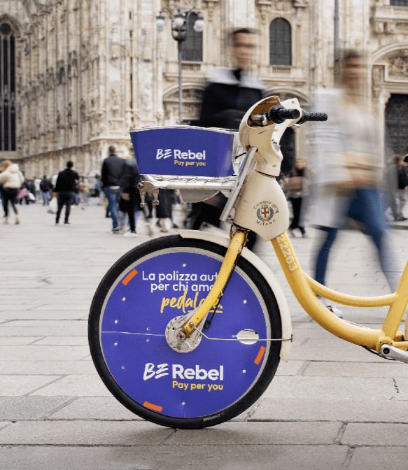 Affissione realizzata da Caffeina per BeRebel in formato "Out of Home" sul cestino e sulla raggiera della ruota di una bici a Milano.